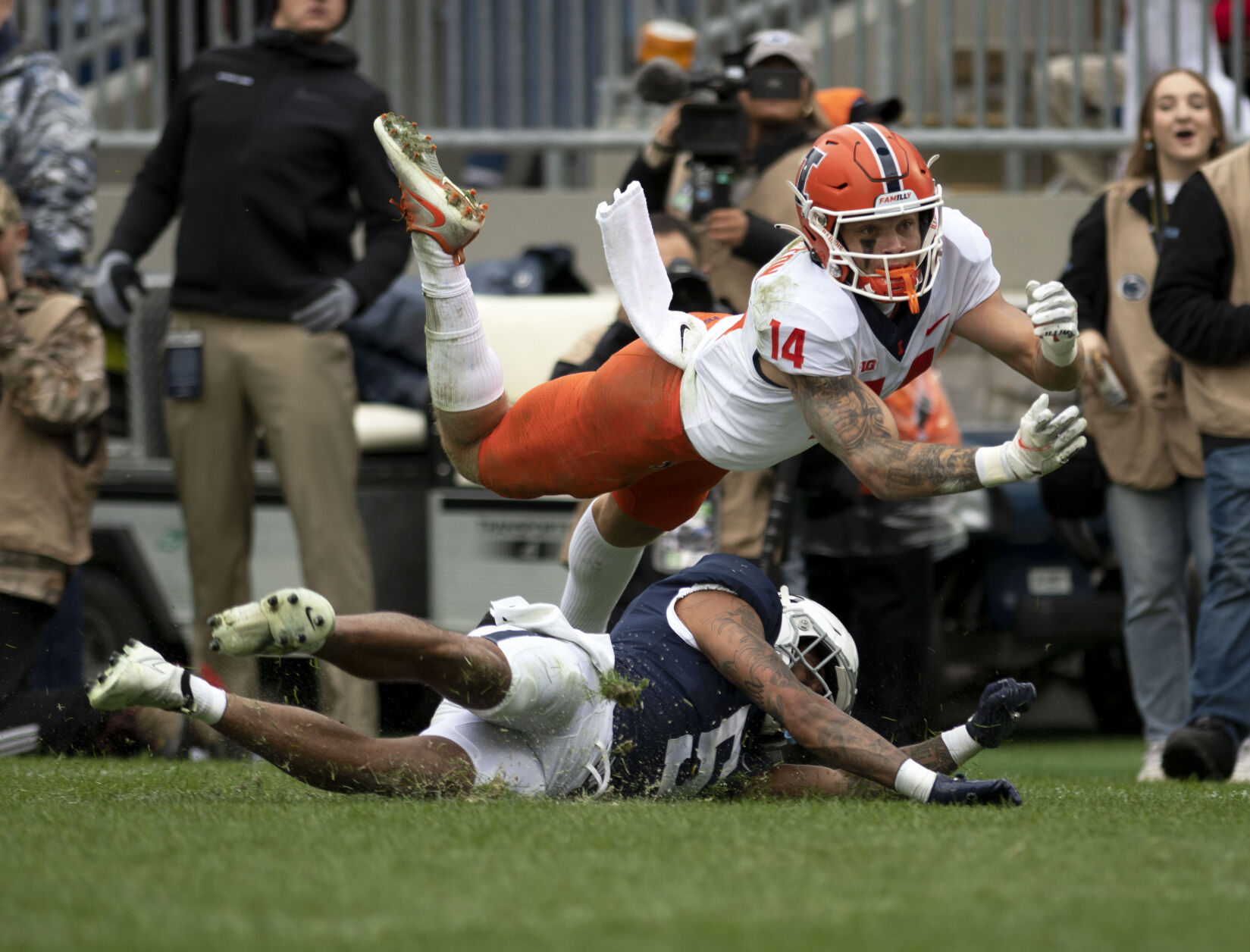 Penn State football vs. Illinois, Castro-Fields (5)